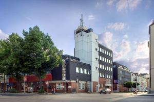 ein Gebäude mit einem Turm darüber in der Unterkunft Days Inn Dortmund West in Dortmund