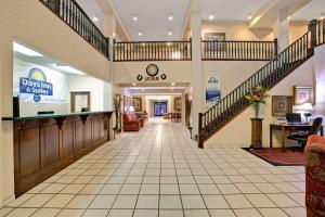 een lobby van een tandheelkundige kliniek met trappen bij Days Inn & Suites by Wyndham Hickory in Hickory