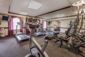 Das Fitnesscenter und/oder die Fitnesseinrichtungen in der Unterkunft Days Inn & Suites by Wyndham Warren