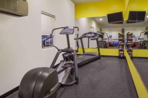 Fitness centrum a/nebo fitness zařízení v ubytování Days Inn by Wyndham Woodbury Long Island