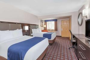 Postel nebo postele na pokoji v ubytování Days Inn by Wyndham Woodbury Long Island