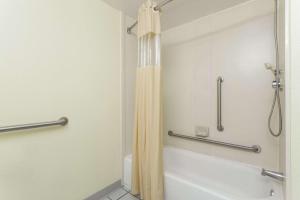 A bathroom at Days Inn by Wyndham Marianna