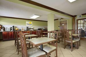 Restoran või mõni muu söögikoht majutusasutuses Days Inn by Wyndham Southaven MS