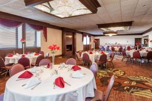 Restavracija oz. druge možnosti za prehrano v nastanitvi Days Inn & Suites by Wyndham Roseville/Detroit Area