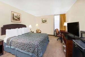 Days Inn by Wyndham Indianapolis Northeast的电视和/或娱乐中心