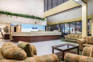 Days Inn by Wyndham Indianapolis Northeast的休息区