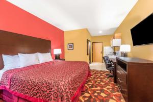 Days Inn & Suites by Wyndham El Dorado tesisinde bir odada yatak veya yataklar