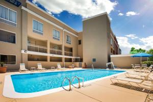 uma imagem de uma piscina num complexo de apartamentos em Days Inn by Wyndham Florence Near Civic Center em Florence