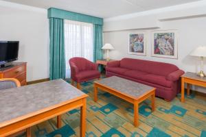 A seating area at Days Inn & Suites by Wyndham Arlington Heights