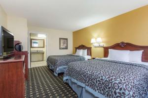 Days Inn & Suites by Wyndham Warner Robins Near Robins AFB客房内的一张或多张床位