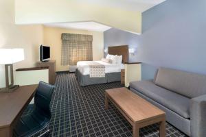 Habitación de hotel con cama y sofá en Days Inn & Suites by Wyndham Union City, en Union City