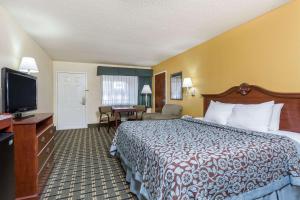 Days Inn & Suites by Wyndham Warner Robins Near Robins AFB客房内的一张或多张床位