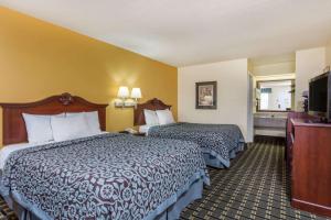 Days Inn & Suites by Wyndham Warner Robins Near Robins AFB客房内的一张或多张床位