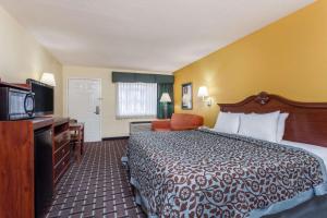Days Inn & Suites by Wyndham Warner Robins Near Robins AFB客房内的一张或多张床位