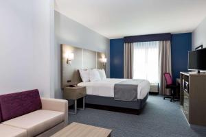 เตียงในห้องที่ Days Inn & Suites by Wyndham Houston NW Cypress