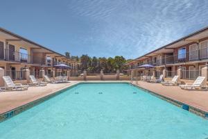 una piscina con sedie a sdraio e un hotel di Days Inn by Wyndham Lavonia a Lavonia