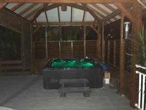 - une piscine dans un pavillon avec un banc et un billard dans l'établissement Le val de lys-piscine privée, à Vieux-Habitants