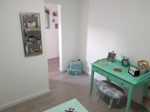 a room with a green desk and a chair at Joe & Vera's Vintage in Corvo