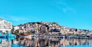 une ville sur une colline avec des bateaux dans l'eau dans l'établissement Evris House 1, à Kavala