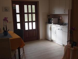 Kuchyňa alebo kuchynka v ubytovaní Apartments Marko Novigrad