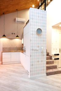 una cocina con armarios blancos y una escalera en Apartament Sun House z prywatną SAUNĄ KOMINKIEM i widokiem na SKRZYCZNE en Szczyrk