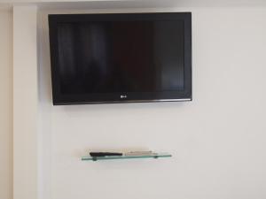 Televízia a/alebo spoločenská miestnosť v ubytovaní Apartments Marko Novigrad