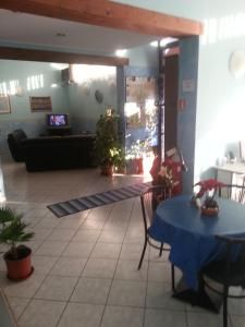 ein Wohnzimmer mit einem blauen Tisch und einem Sofa in der Unterkunft Hotel Lombardia in Seveso