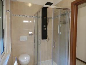 A bathroom at Hotel Europa Még 26 kép