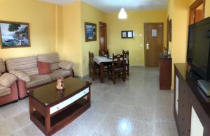 Televízia a/alebo spoločenská miestnosť v ubytovaní Apartamento Las Palomas Beach 201