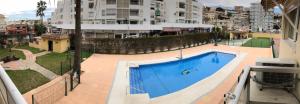 Utsikt mot bassenget på Apartamento Las Palomas Beach 201 eller i nærheten