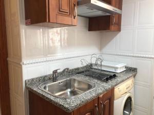 Kuchyňa alebo kuchynka v ubytovaní Apartamento Las Palomas Beach 201