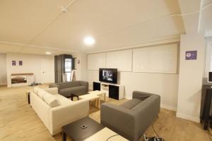 TV a/nebo společenská místnost v ubytování Bilbao Metropolitan Hostel by Bossh! Hotels