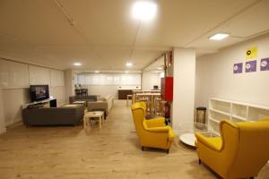 TV a/nebo společenská místnost v ubytování Bilbao Metropolitan Hostel by Bossh! Hotels