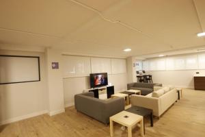 TV a/nebo společenská místnost v ubytování Bilbao Metropolitan Hostel by Bossh! Hotels