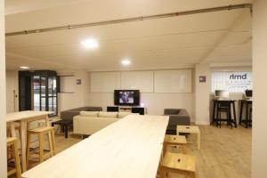 TV a/nebo společenská místnost v ubytování Bilbao Metropolitan Hostel by Bossh! Hotels