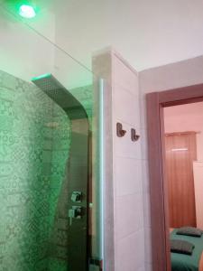 bagno con doccia e specchio di Le Suite dei Due Mari cucinino privato a Taranto