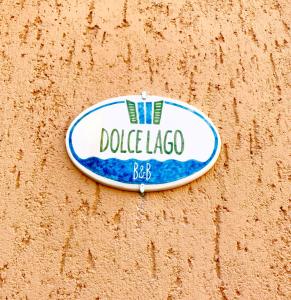 een bord aan de zijkant van een muur bij Dolce Lago B&B in San Felice del Benaco