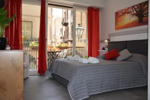 ein Schlafzimmer mit einem Bett mit Handtüchern darauf in der Unterkunft Duca di Villena in Palermo