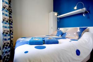 アヴィニョンにあるLa BONNETERIE - LES HALLES - HYPERCENTRE - AVIGNONSMILEの青色のアクセントが施された白いベッドが備わる青いベッドルーム1室