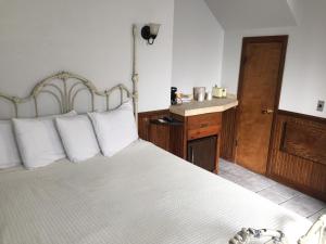 Ein Bett oder Betten in einem Zimmer der Unterkunft Catalina Island Seacrest Inn