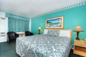 מיטה או מיטות בחדר ב-Morro Bay Sandpiper Inn