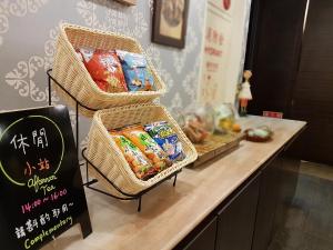 eine Theke mit drei Körben voller Lebensmittel darauf in der Unterkunft Unique Hotel in Hualien