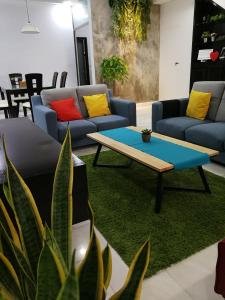 uma sala de estar com sofás e uma mesa de centro em Escape to Bukit Indah Legoland Retreat Your 5BR Homestay for 1-16 Guests em Johor Bahru