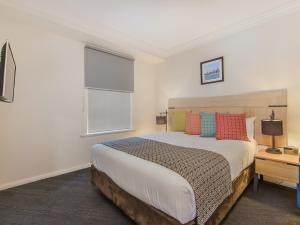 Un dormitorio con una cama grande y una ventana en Melbourne South Yarra Central Apartment Hotel Official, en Melbourne