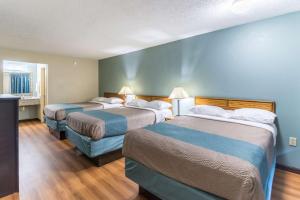 Un pat sau paturi într-o cameră la Motel 6-Kenly, NC