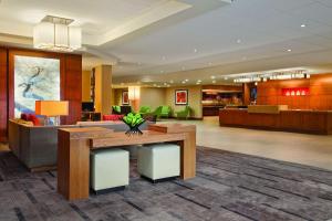 - un hall d'un hôtel avec une table et des chaises dans l'établissement Hyatt Place San Jose, Downtown, à San José