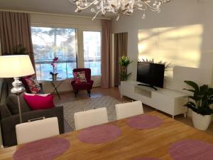 A seating area at Charming Pine View Apartment