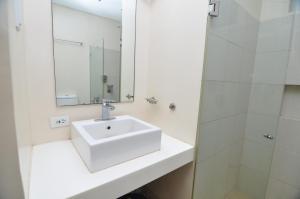Ένα μπάνιο στο Miranda B 306 1BR at Pico de Loro by Raquel's Place +19 φωτογραφίες