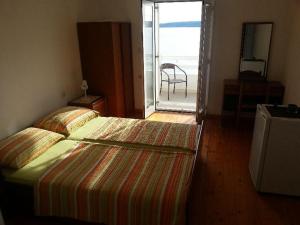 1 dormitorio con 1 cama y puerta a un balcón en House Zaca en Zavala