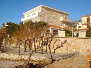 una pared de piedra con árboles frente a un edificio en House Zaca en Zavala
